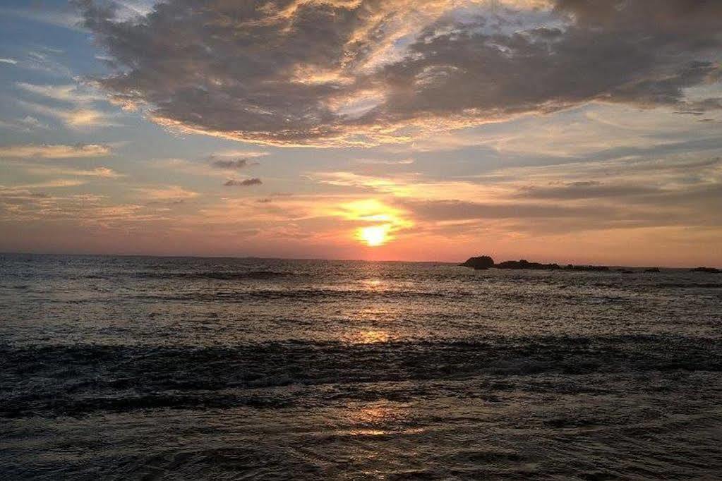 Lucky Seven Beach Resort Hikkaduwa Exterior photo