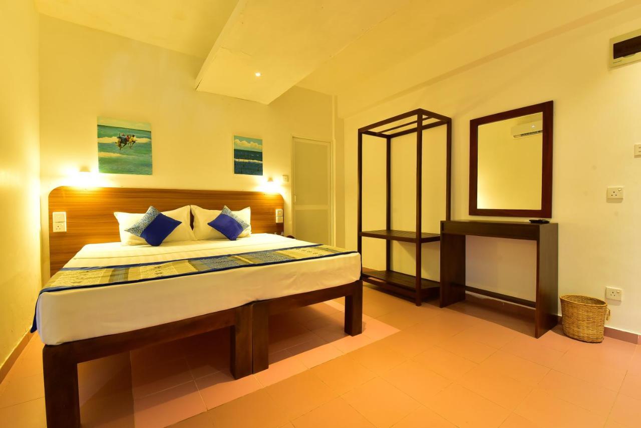 Lucky Seven Beach Resort Hikkaduwa Exterior photo